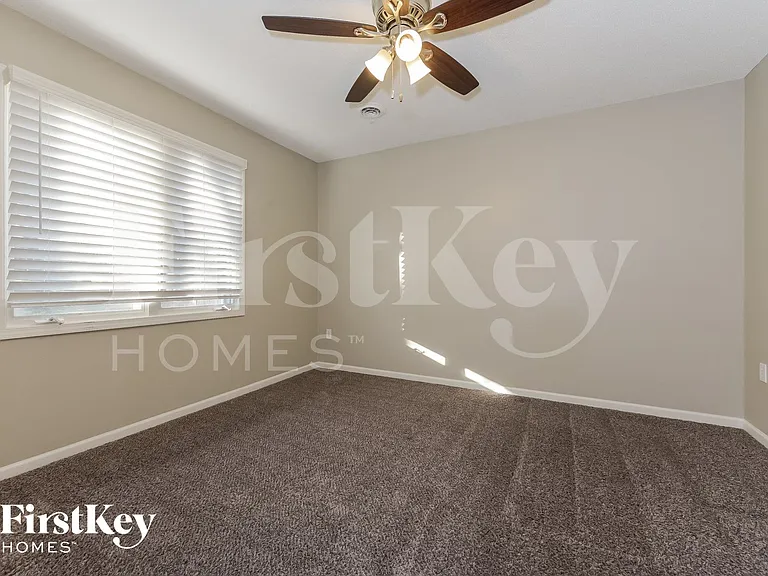 6914 NW Pleasant View Ct — Photo 10