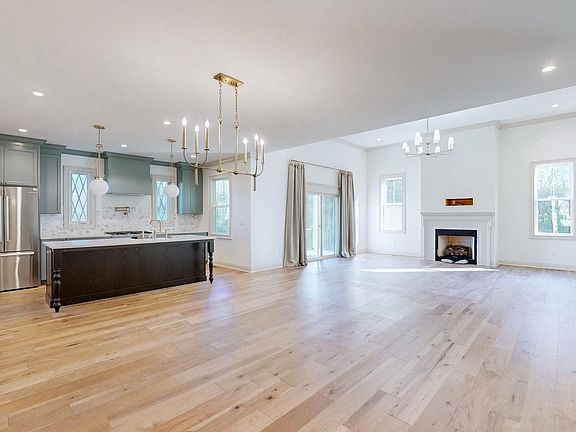 4th image of 49 Hill Creek Ct
