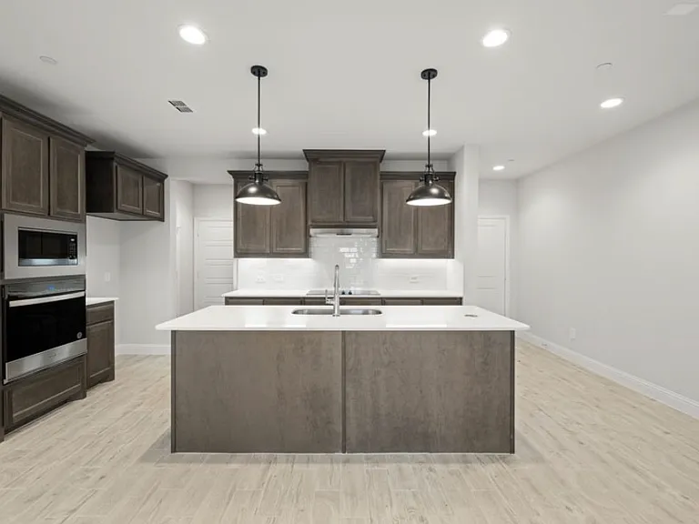 648 Sandiford Ct — Photo 2