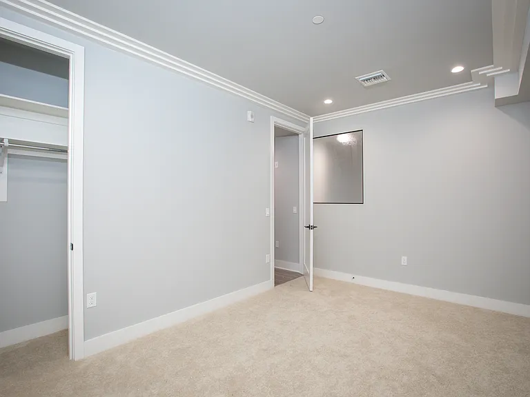 1350 Roxbury Dr — Photo 14