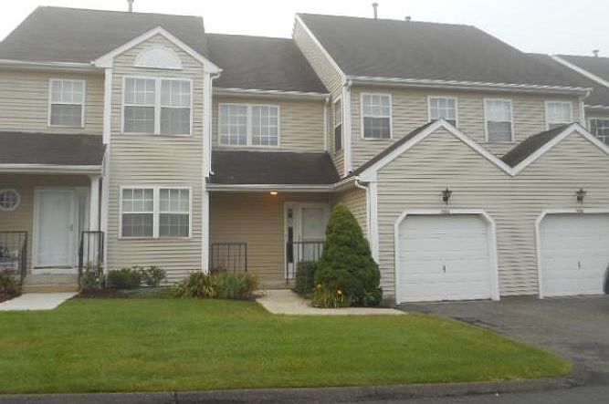 1st image of 403 Gray Fox Ln
