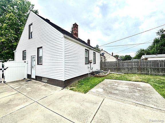 3rd image of 1930 Leblanc St