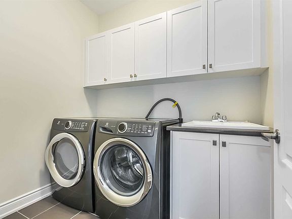 3rd image of 102 Giardina Cres