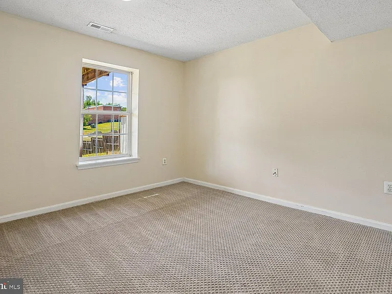 14677 Cloverdale Rd — Photo 63