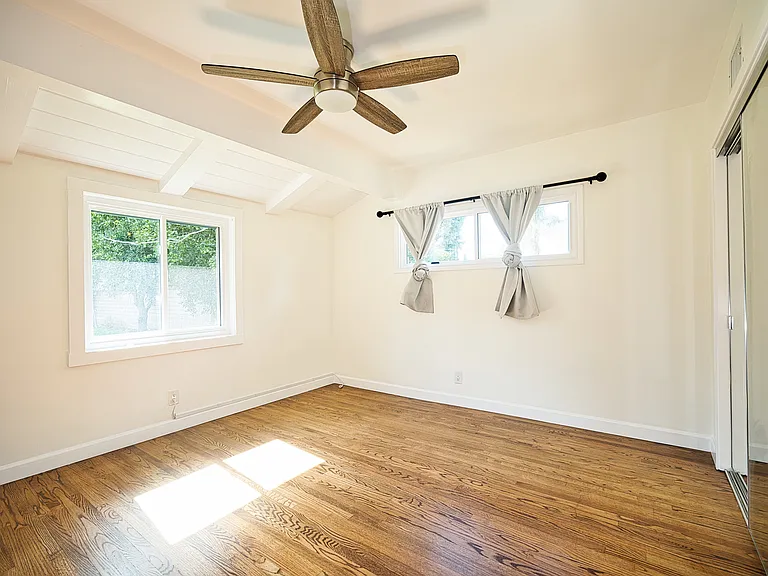 23220 Sylvan St — Photo 27