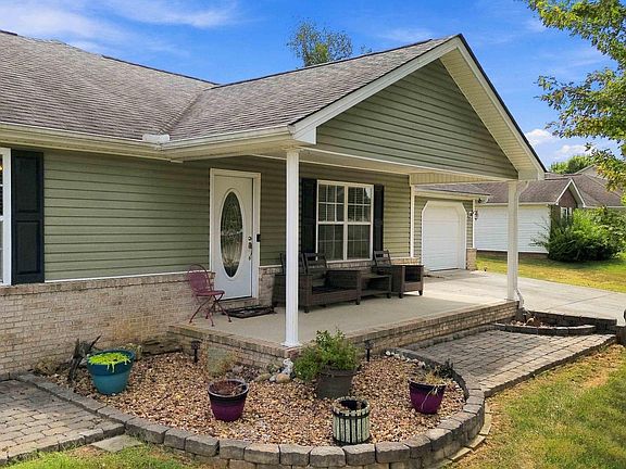 3rd image of 158 Ridgewood Cir