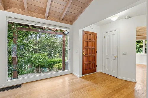 Elegant Woodland Sanctuary- Remodeled 3+BD/3BA Solar House w/ Bonus Room, Large Patio Deck & Gara... — Photo 4