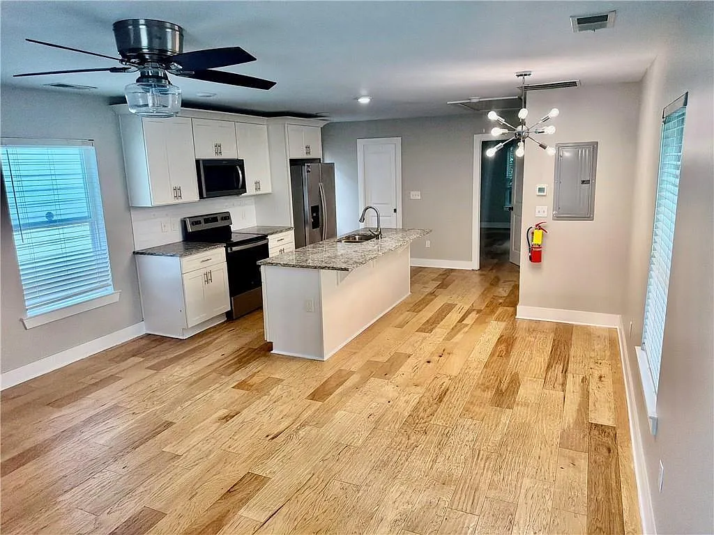 1 bed, 1.0 bath, 698 sqft, $1,300 — Photo 3
