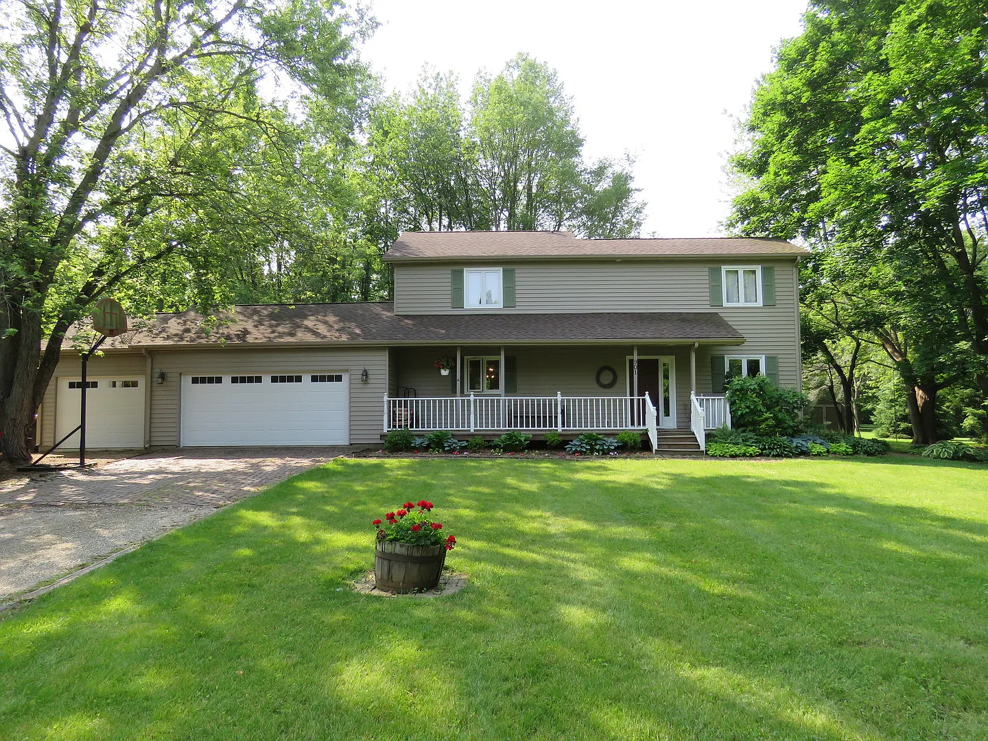 901 Sunrise Cir photo 1