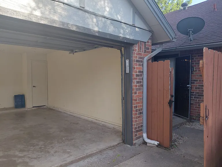Lago Vista Dr — Photo 21