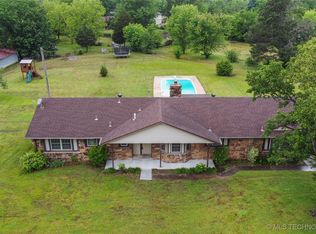 8933 E Maple Dr, Claremore, OK 74019