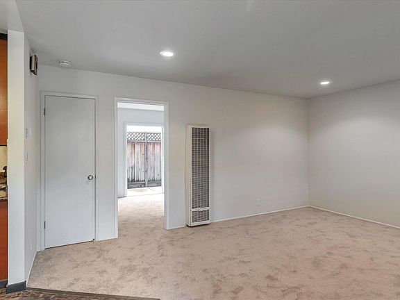 3rd image of 920 Castlewood Dr #2