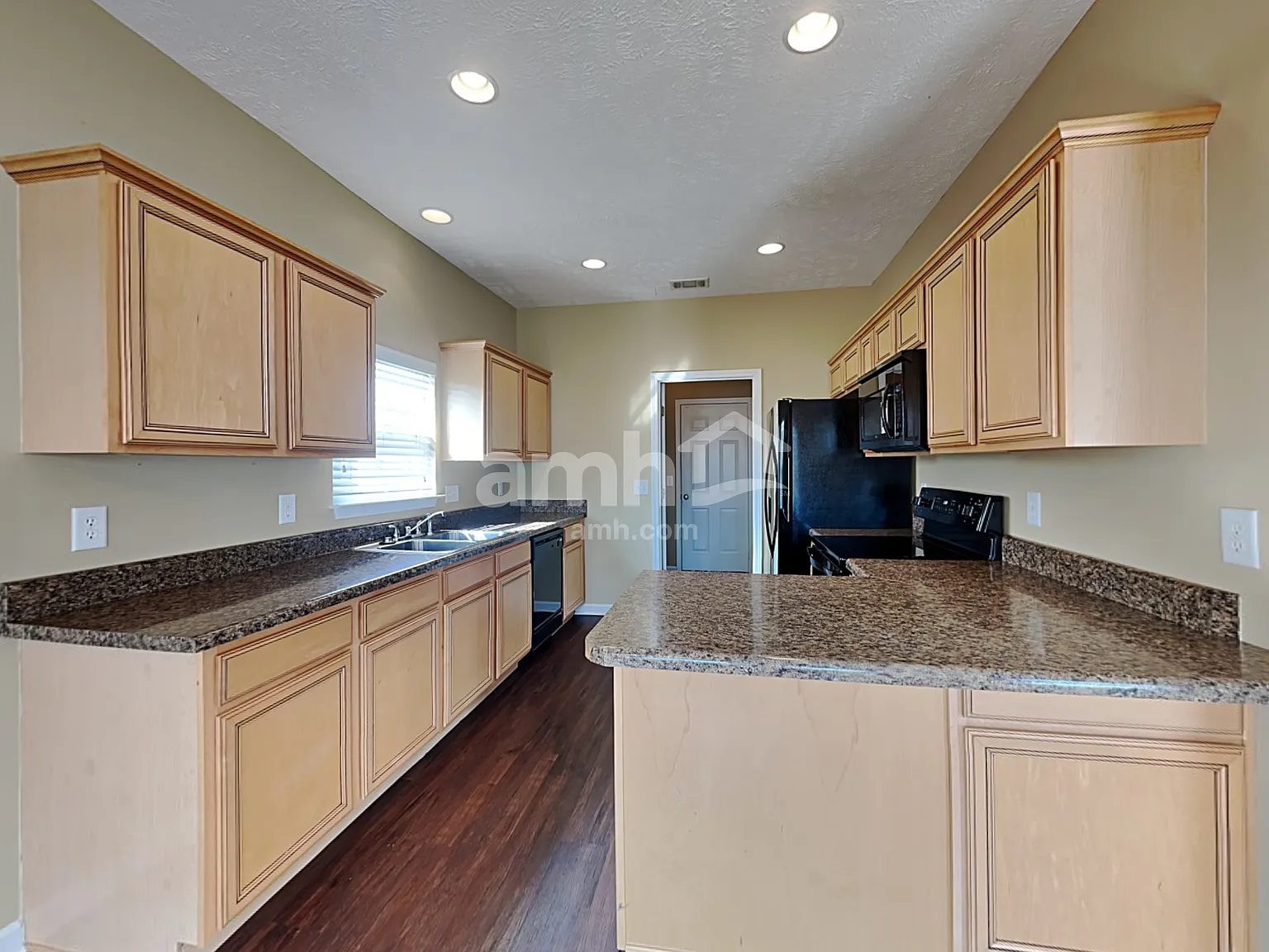 3 bed, 2.0 bath, 1957 sqft, $2,470 — Photo 3