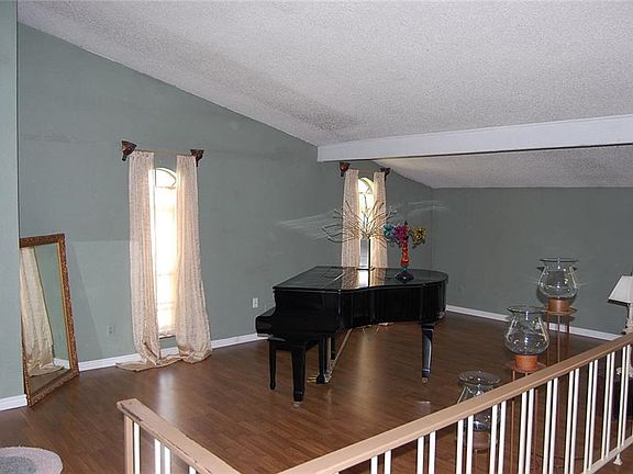 3rd image of 1462 Applegate Dr