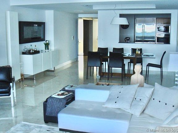 PRIVATE FOYER