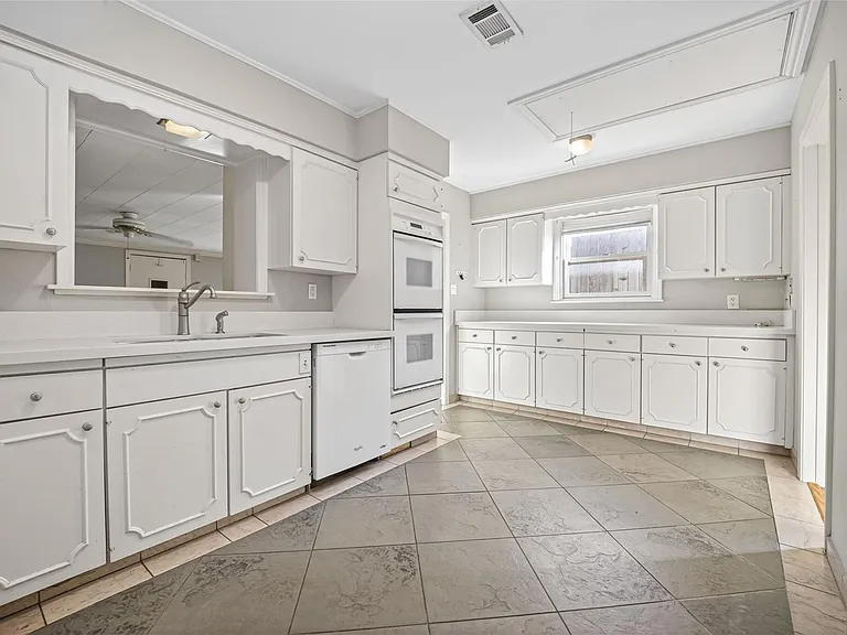 3731 Drake St — Photo 3