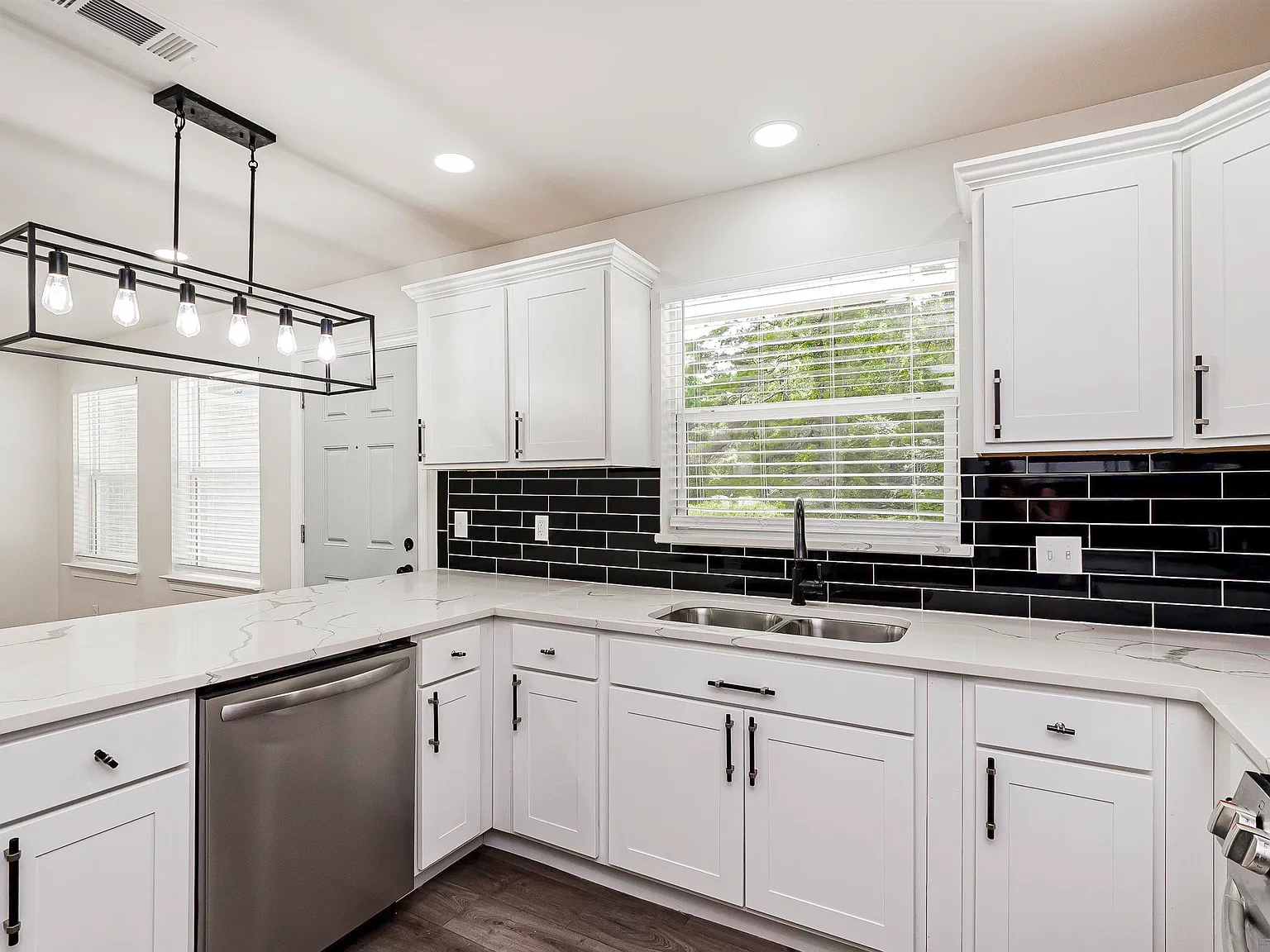 3 bed, 2080 sqft, $1,850 — Photo 4