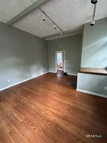 2 bed, 1.0 bath, 1100 sqft, $1,550 — Photo 2