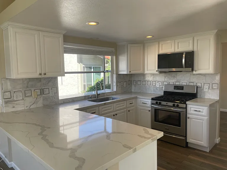 2415 Levante St — Photo 5