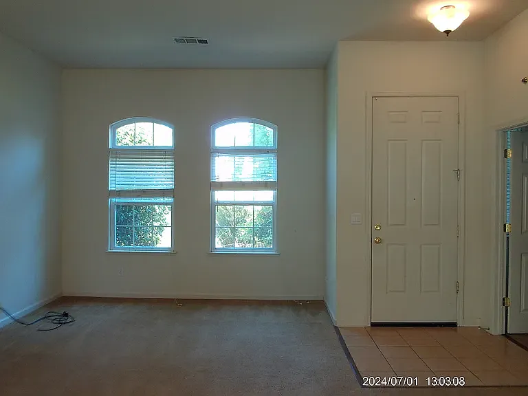 4 bed, 2048 sqft, $2,450 — Photo 4
