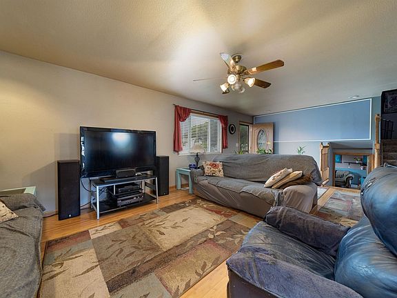 3rd image of 3038 Teller Ave