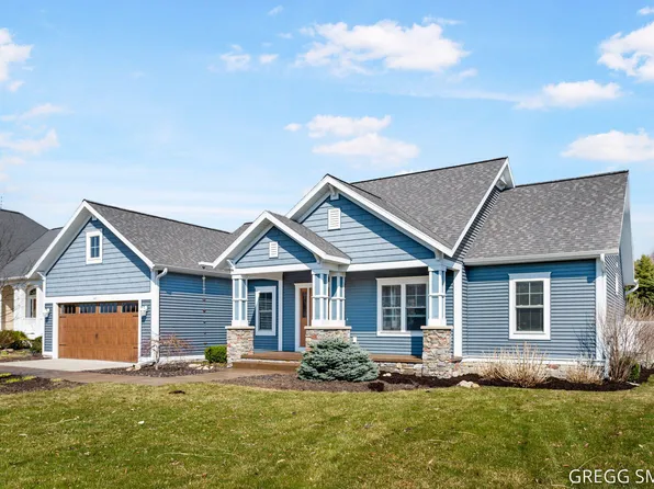 349 Parkside Ln, Douglas, MI 49406