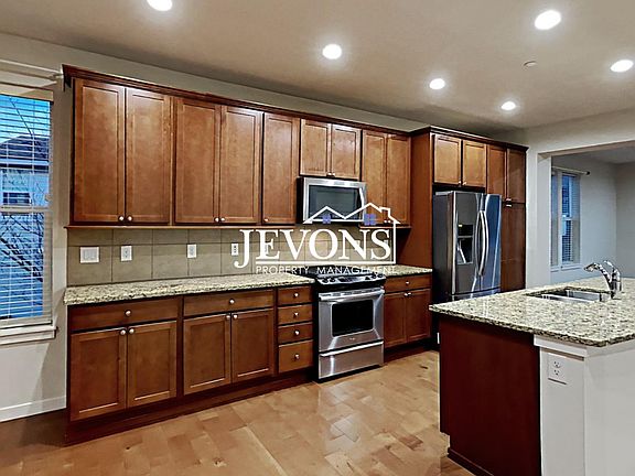 3rd image of 1271 NE Park Dr