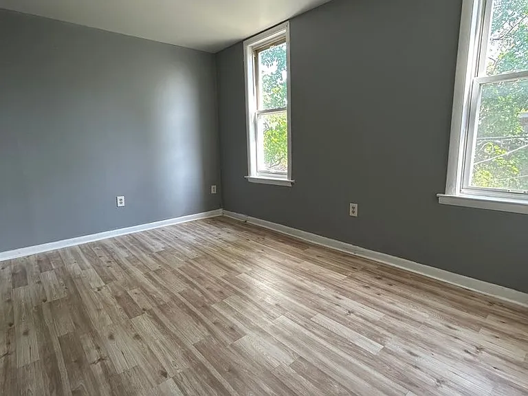 1458 Kenwood Ave — Photo 12