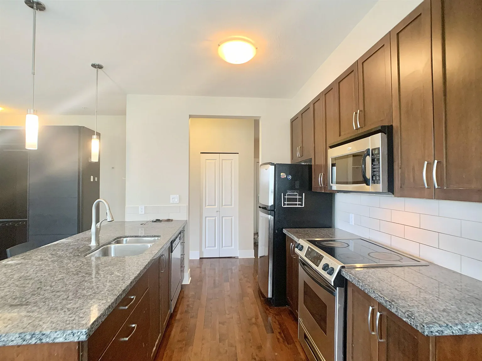 2 bed, 1112 sqft, $4,500 — Photo 2