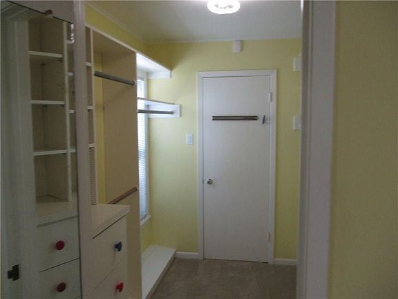 4th image of 920 Henrietta Ln