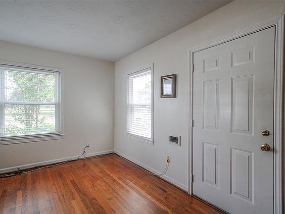2nd image of 1510 Du Barry Ln