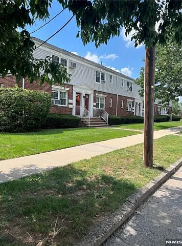 99 Hastings Ave — Photo 2
