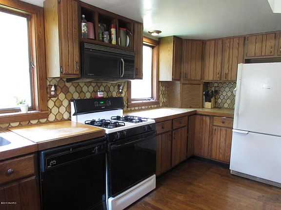 5th image of 3840 Arthur St E