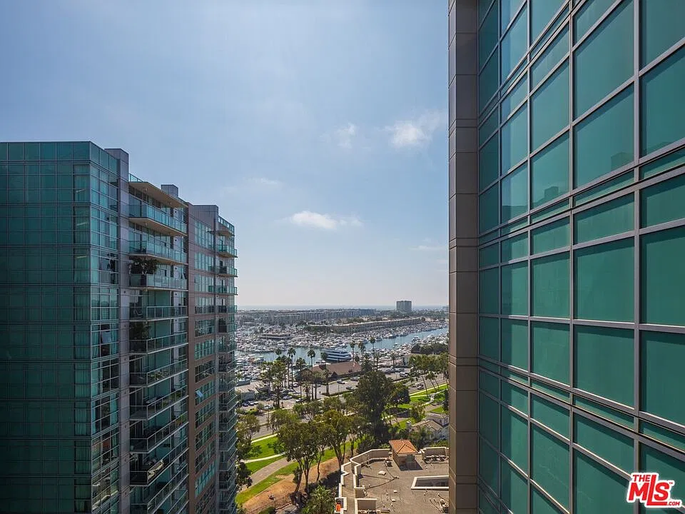 13700 Marina Pointe Dr #1615