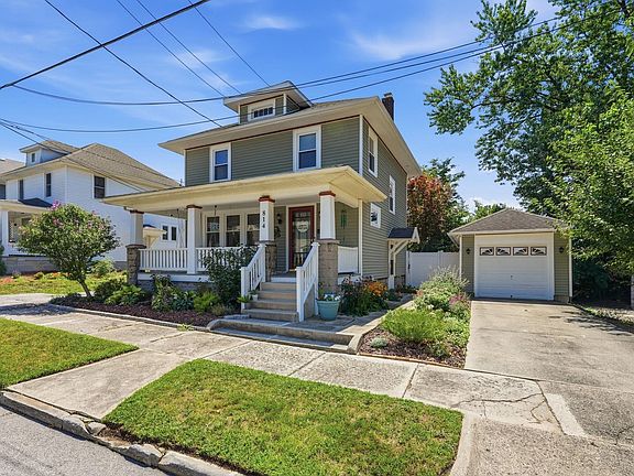 3rd image of 814 Forest Ave