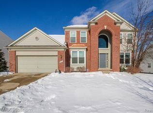 934 Running Brook Dr, Holly, MI 48442