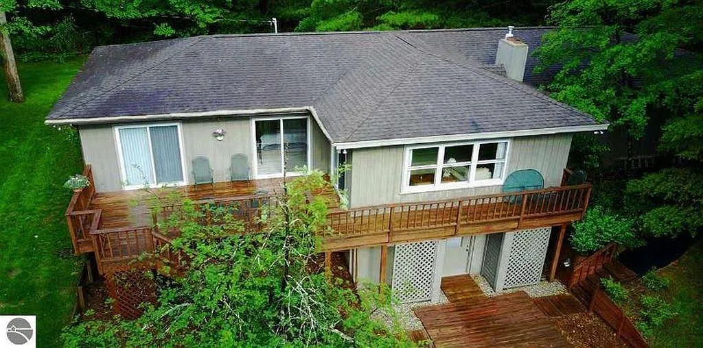 5 bed, 2.5 bath, 2700 sqft, $3,500 — Photo 4