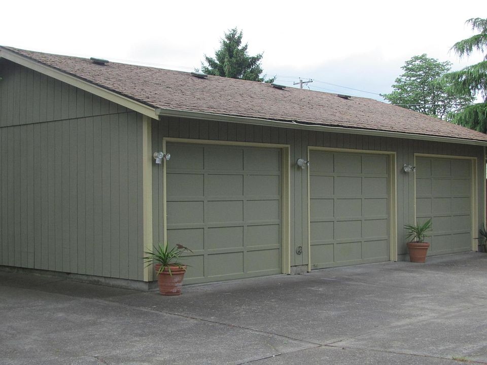 Each tenant has their own garage.