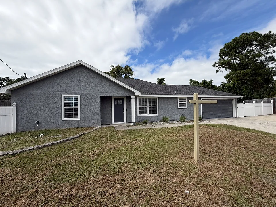 936 Pelican Pl