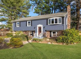 7 Cheshire Dr, Barrington, RI 02806
