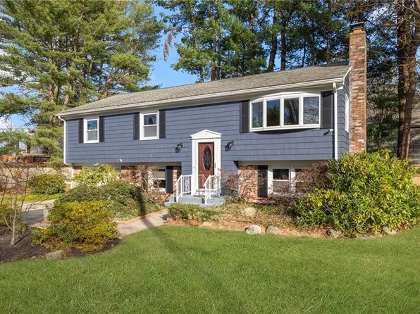7 Cheshire Dr, Barrington, RI 02806