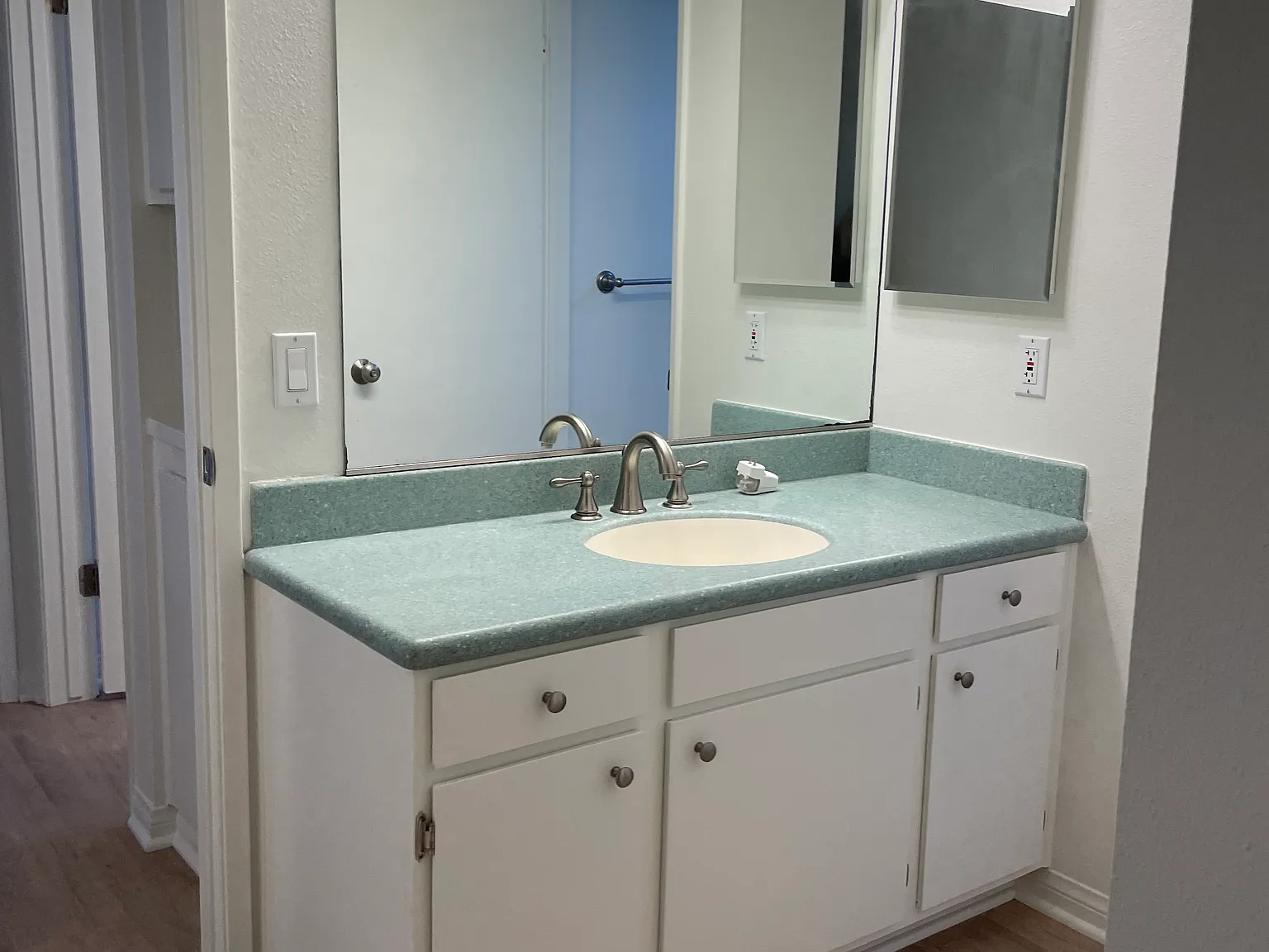 2 bed, 961 sqft, $3,200 — Photo 1
