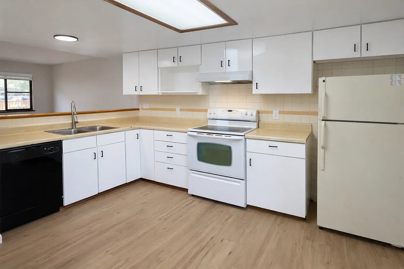 2 bed, 1.5 bath, 1004 sqft, $1,375 — Photo 3