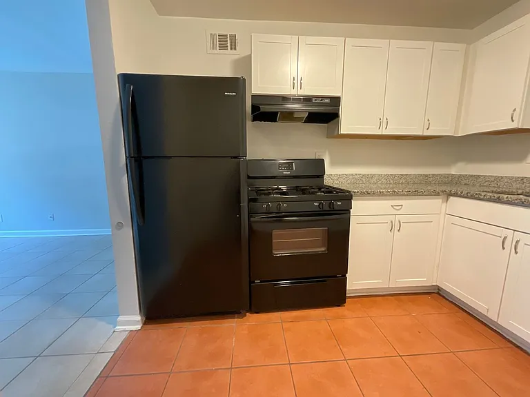 Willow Creek Apartments — Photo 8