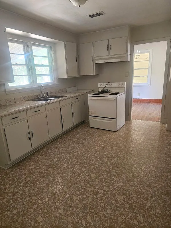 3 bed, 1348 sqft, $995 — Photo 2
