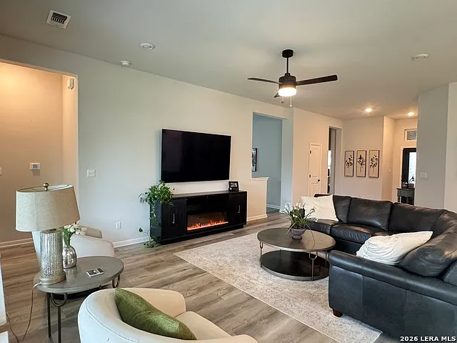 3 bed, 2.0 bath, 1941 sqft, $2,425 — Photo 4