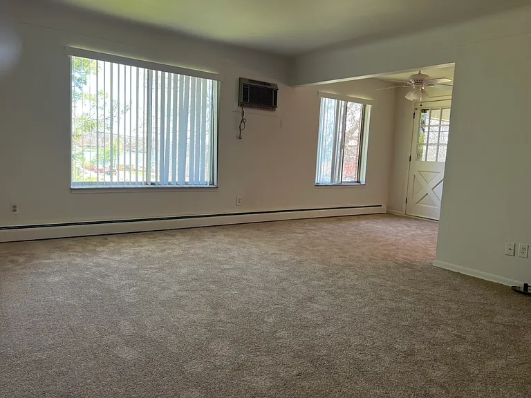 2364 Riverside Dr — Photo 11
