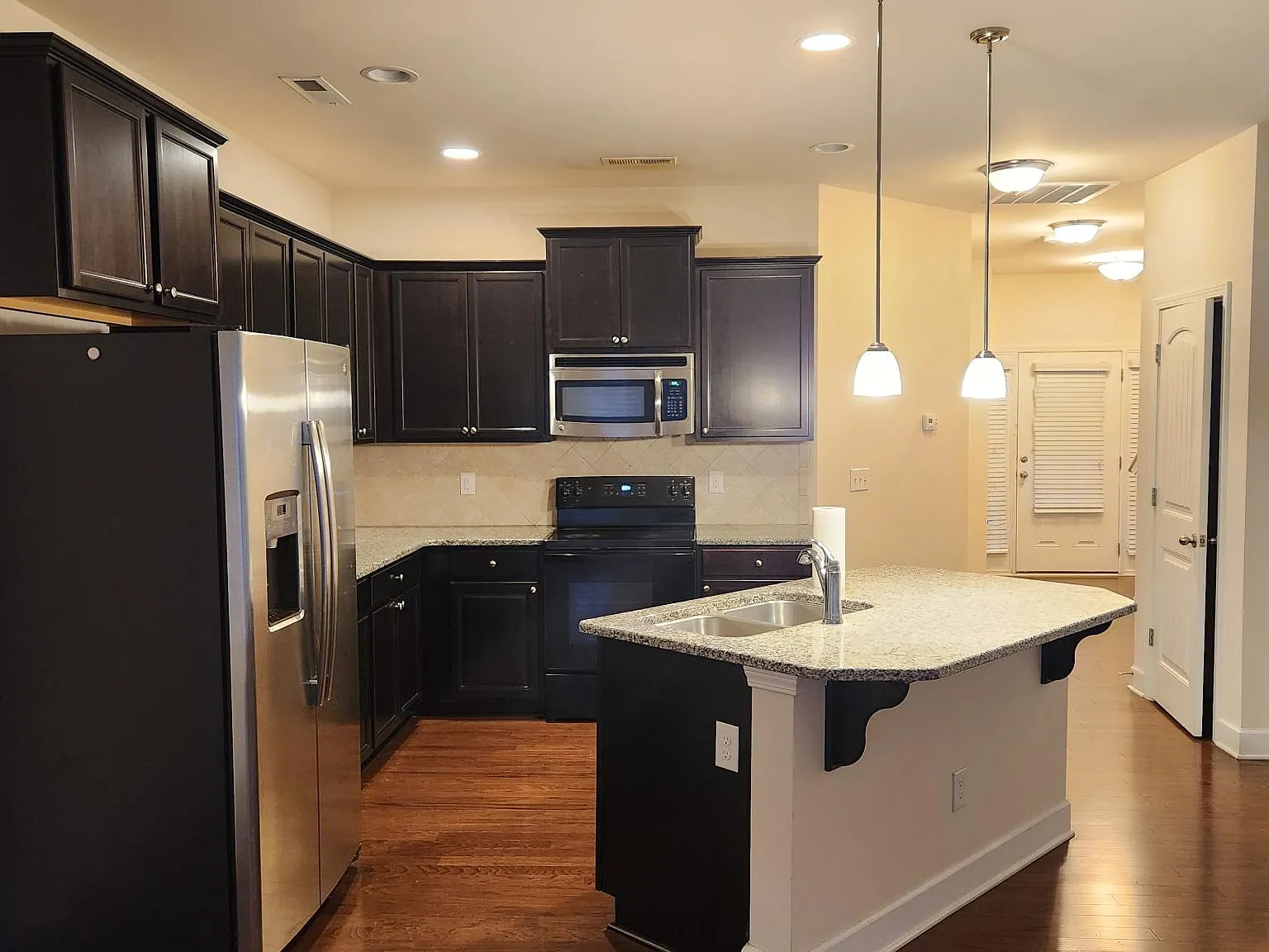 3 bed, 2.5 bath, 1570 sqft, $1,990 — Photo 4