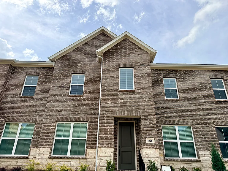 1020 Splitrock Dr — Photo 2