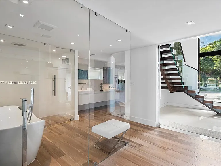 1025 Diplomat Pkwy — Photo 57